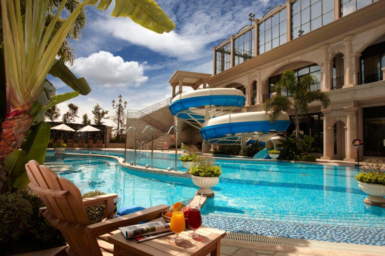 E-Da Royal Hotel Dashu Facilidades foto The swimming pool at the hotel